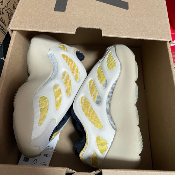 Yeezy 700 V3 Infants - Picture 3 of 5